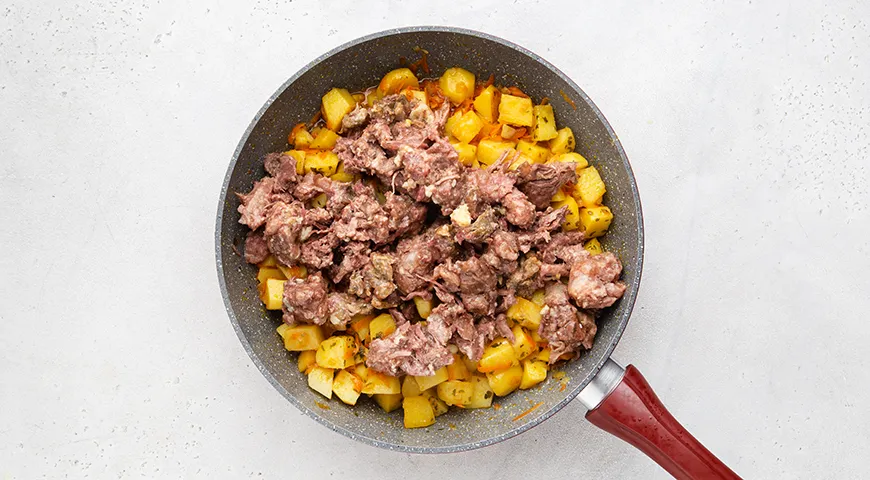 Тушеная картошка с тушенкой