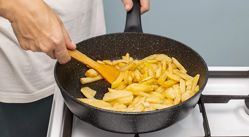 При жарке картошки часто перемешивать ее не нужно, чтобы ломтики не поломались