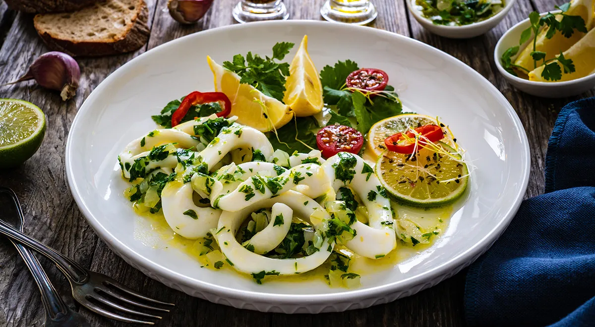 Кальмары с чесноком и зеленью