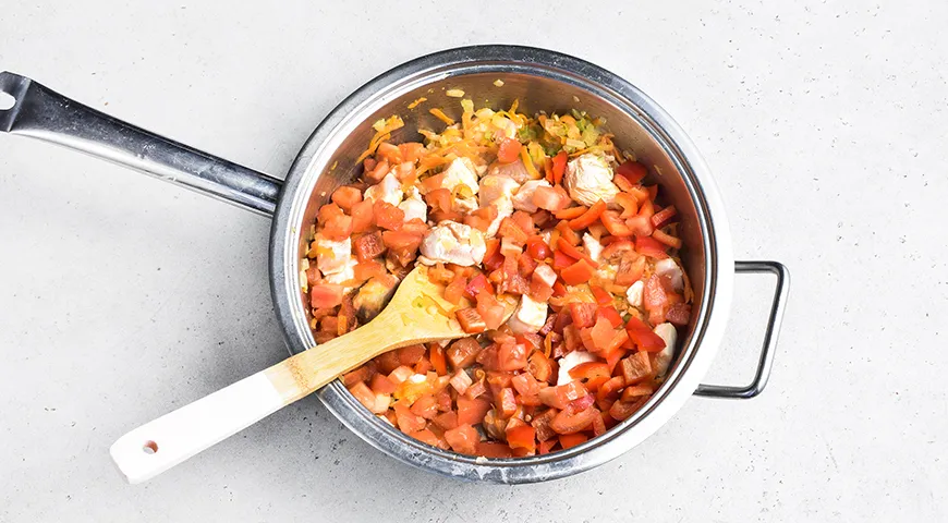 Спагетти по-домашнему с курицей и овощами в соусе