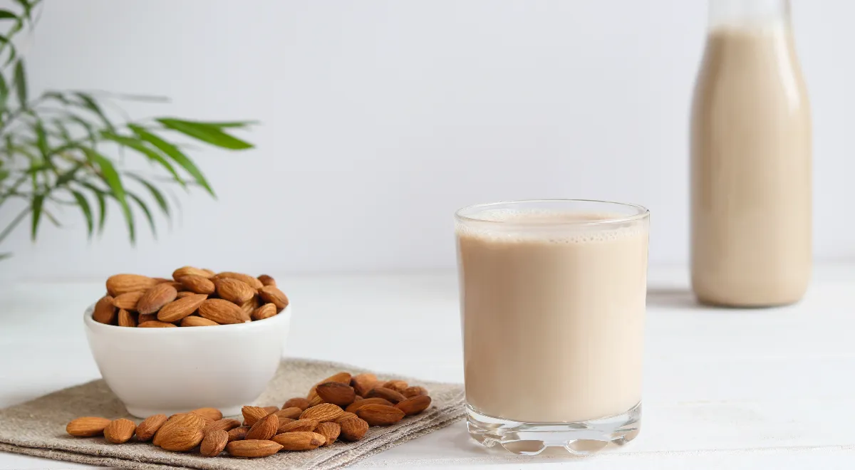 Чем опасно миндальное молоко — врач сказала, кому лучше не пить его