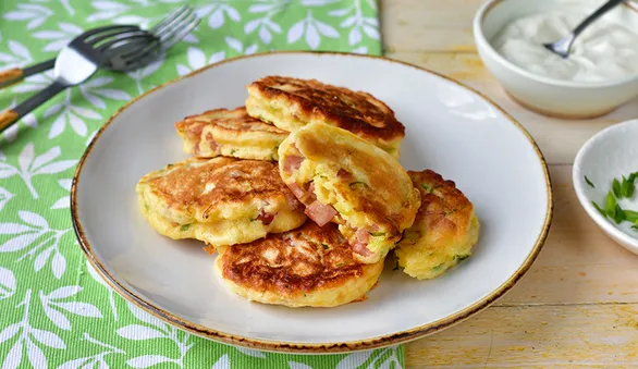 Несладкие оладушки с ветчиной, сыром и зеленым луком