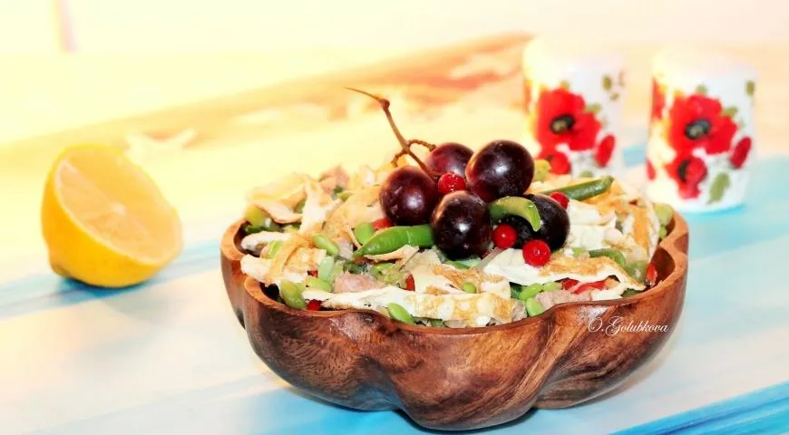 Салат с яичными блинами, стручковой фасолью и тунцом