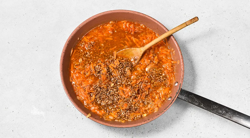 Гречка с котлетами на сковороде