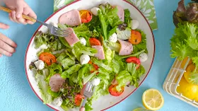 Салат с абрикосами, сыром и ветчиной