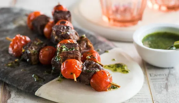 Ростбиф с помидорами на шпажках, быстрая горячая закуска из остатков мяса