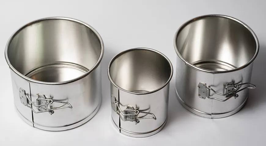 Металлические формы для куличей бывают двух типов: с антипригарным покрытием и без него (алюминиевые или стальные)