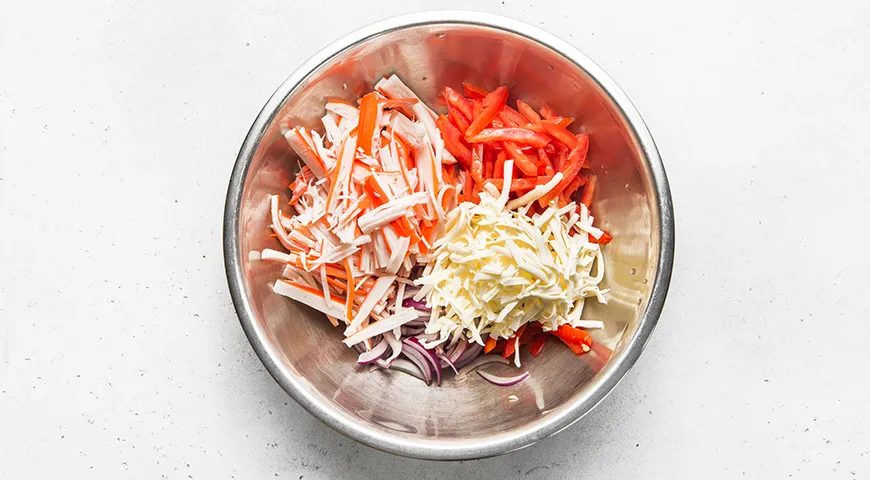 Салат «Красное море» с плавленым сыром и чесноком