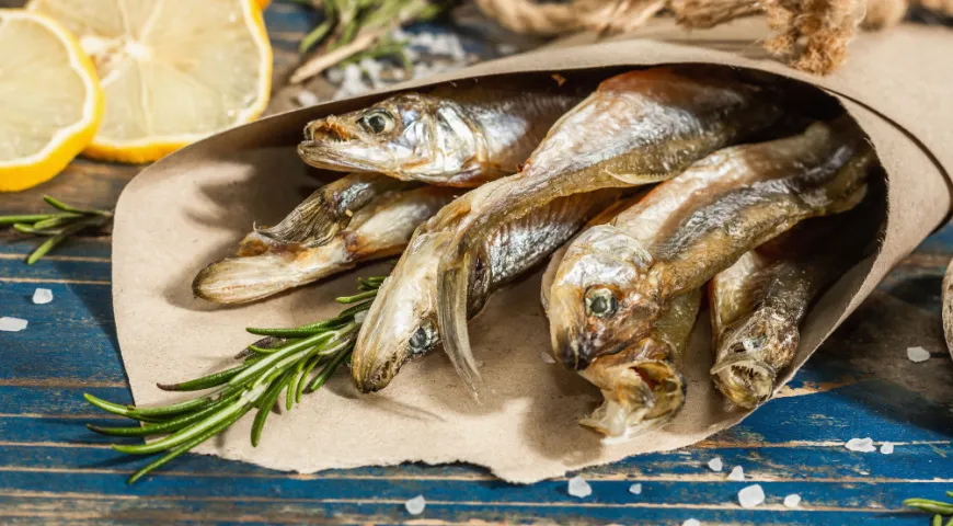 В Прибалтике и Финляндии корюшку сушат, используя как самостоятельную закуску