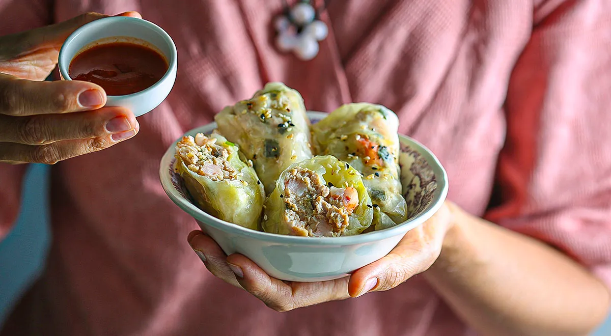 Рецепт азиатских голубцов с индейкой, креветками и соусом шрирача