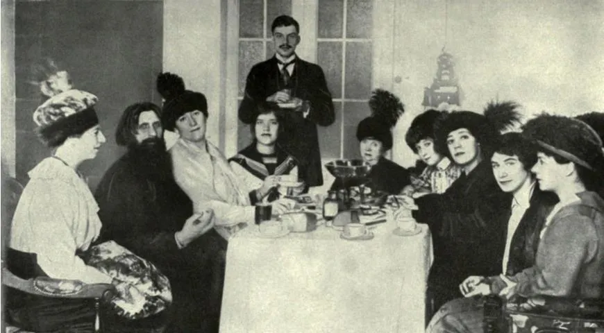 Распутин, фаворит российской императрицы, с поклонницами, 1911 год.