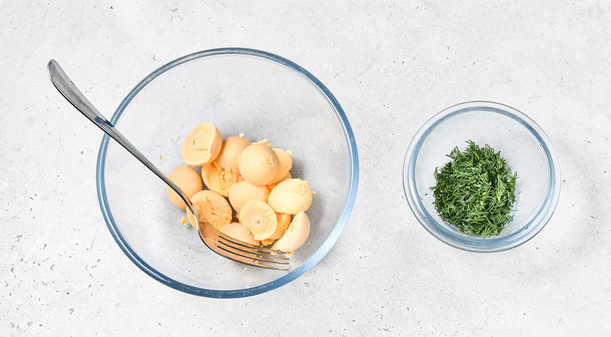 Яйца, фаршированные тунцом