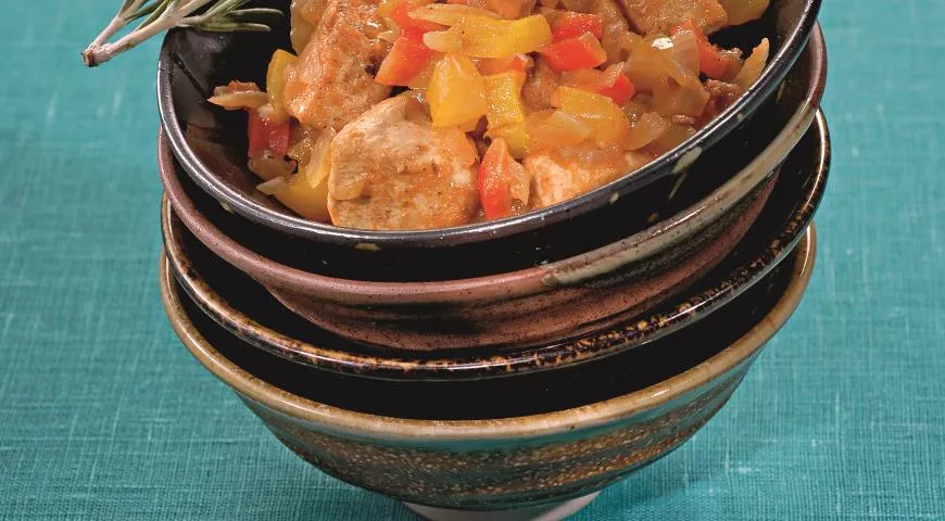 Гуляш из индейки в сотейнике