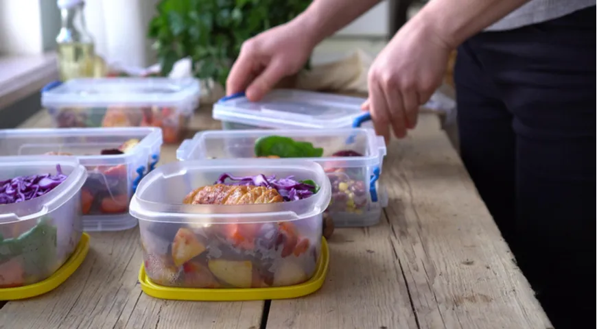 Запаситесь пластиковыми контейнерами: по ним можно раскладывать остатки еды даже порционно. Да и порядок в холодильнике будет идеальный