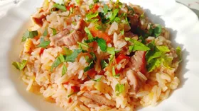 Свиная шея с кабачком, томатом, луком и рисом
