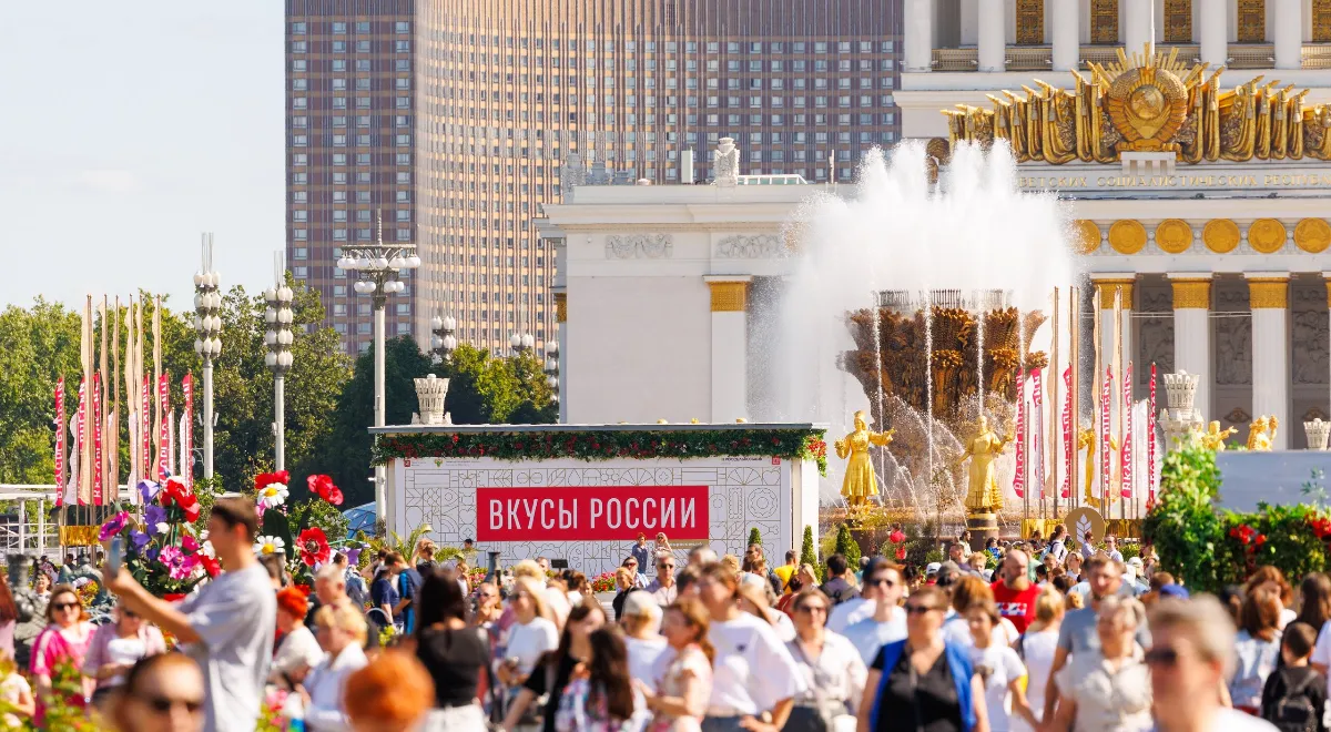 Кулинарные битвы, народная музыка и 5 000 самых разных продуктов и блюд: чем запомнились «Вкусы России»