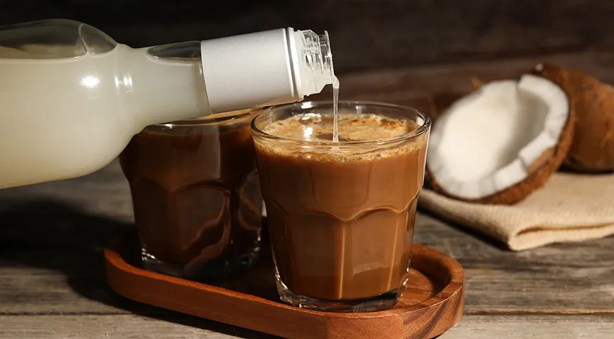 Добавляя сироп в кофе, учитывайте сладость молока. Если используете жирное или подслащенное, можно вводить меньшую дозировку