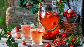 Компот из яблок и шиповника