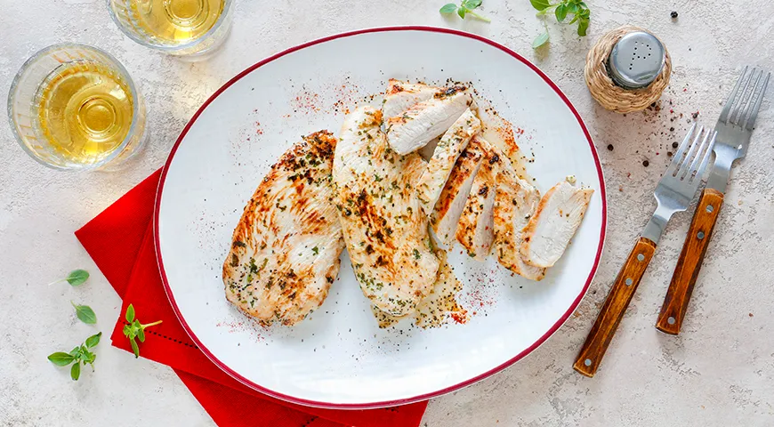 Стейки из индейки в йогуртовом маринаде на ужин