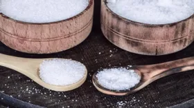 Соль или сахар? Диетолог рассказала, что наносит здоровью больше вреда