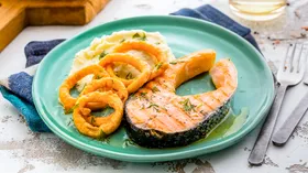 Стейк из лосося с пюре из цветной капусты 