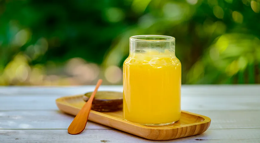 Куриный жир от несушек или птицы, выращенной на свободном выгуле, отличается насыщенным желтым цветом и более ярким мясным вкусом