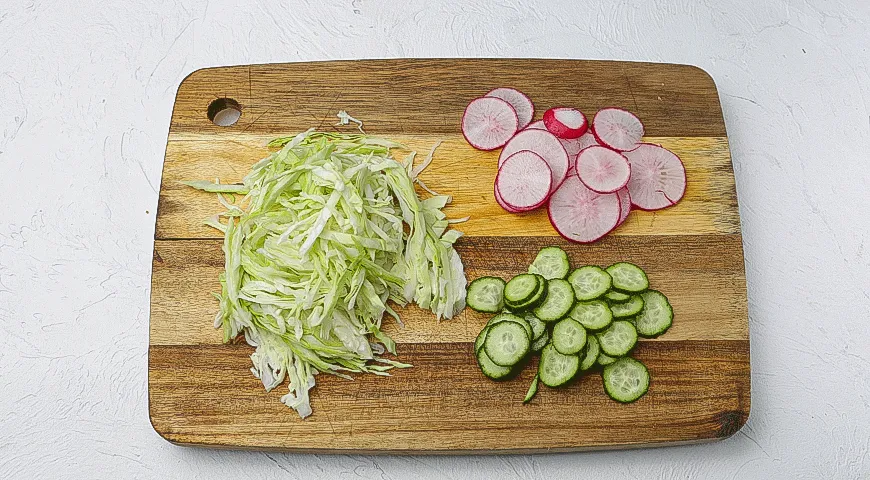 Салат с зеленой сметанной заправкой