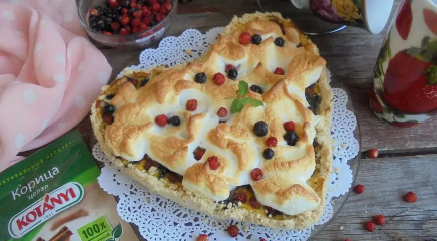 Готовим сассыпчатый пирог с ягодами и безе