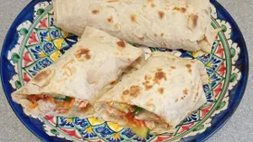 Шаурма с куриной грудкой, овощами и сливочным сыром