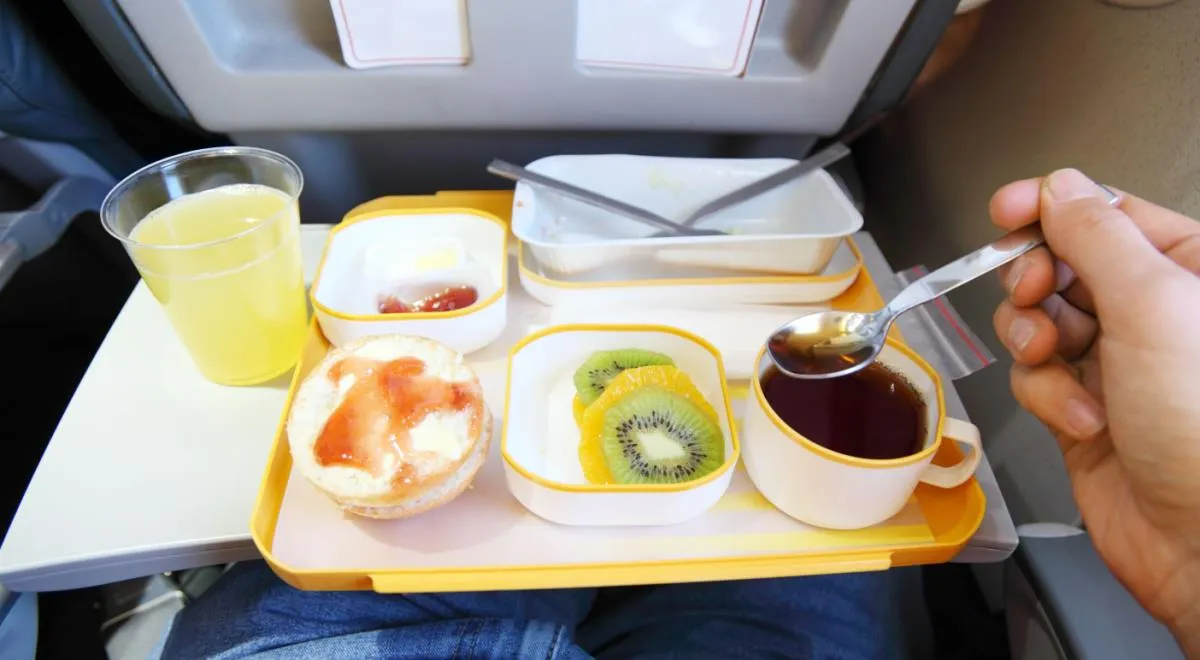 3 лучших перекуса на борту самолета: возьмите их с собой вместо чипсов и сухариков