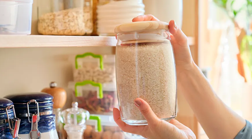 Рис лучше всего хранить в сухом виде, в оригинальной упаковке или пересыпав в стеклянную или пластиковую банку с плотной крышкой