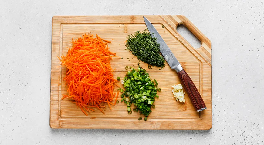 Салат из свежей капусты с чесноком