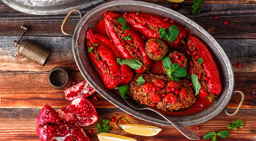 Запеченный перец рамиро, фаршированный рисом и грецкими орехами