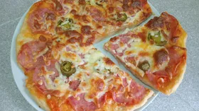 Пицца с салями и халапеньо