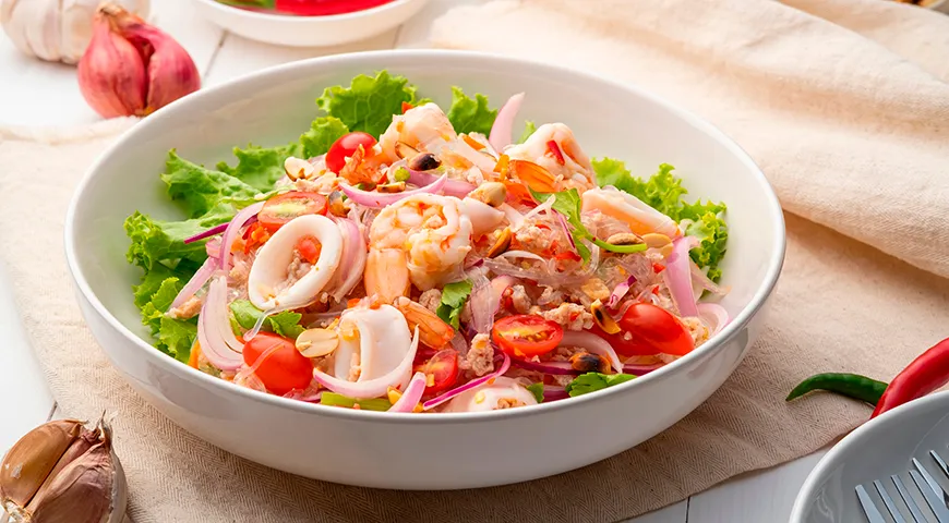 Салат с отварным кальмаром