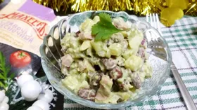 Салат с копченой курицей, фасолью и соусом Махеевъ