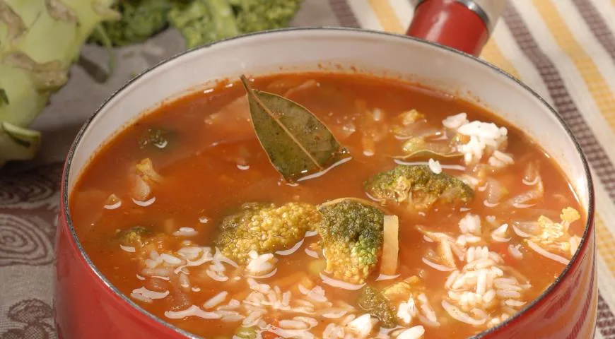 Томатный суп с рисом и брокколи