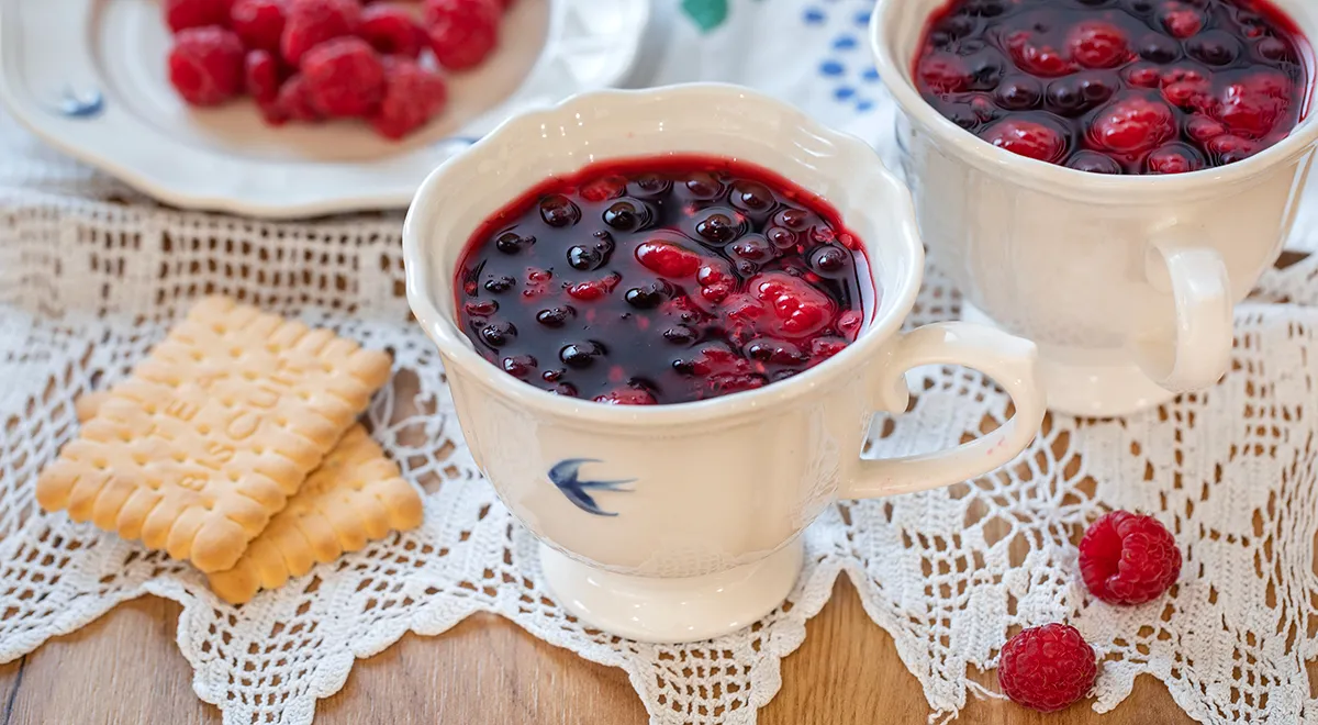 Компот из черной смородины и малины