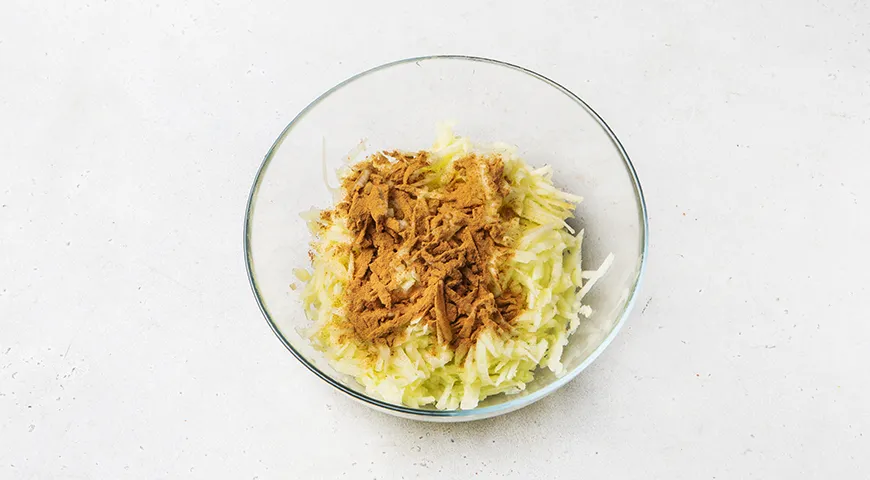 Насыпной пирог с яблоками и творожной начинкой