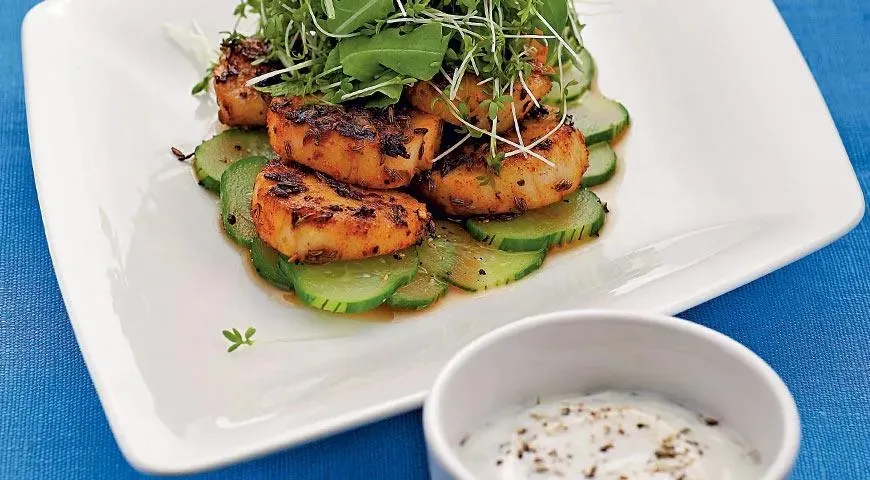 Салат из морских гребешков с огуречным соусом