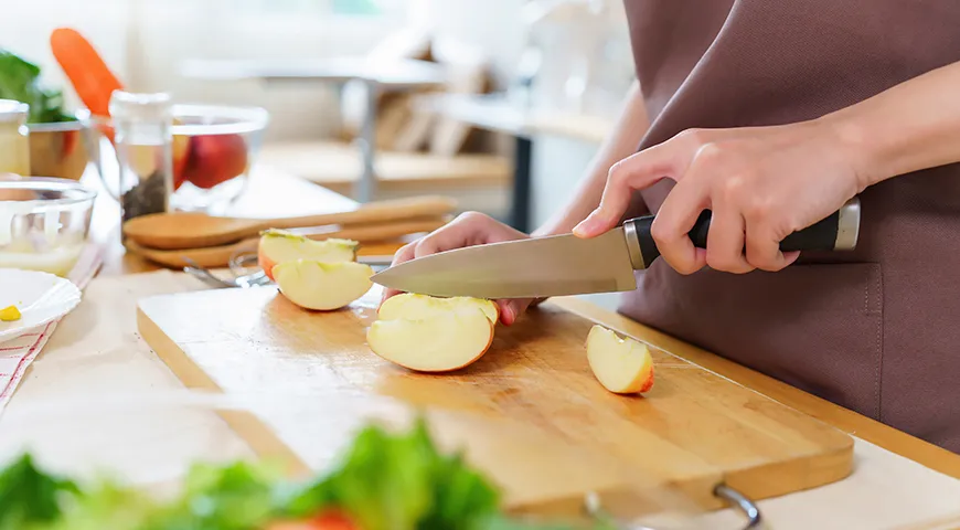 Свежие яблоки эффективно нейтрализуют чесночный запах изо рта