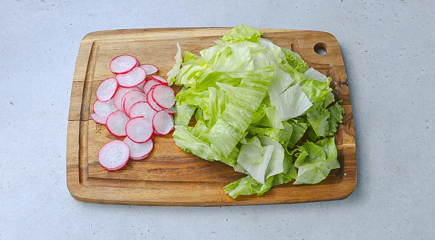 Теплый салат с курицей и каперсами