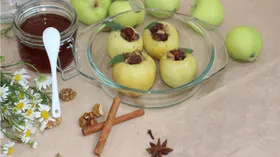 Запеченные яблоки с медом, орехами и изюмом