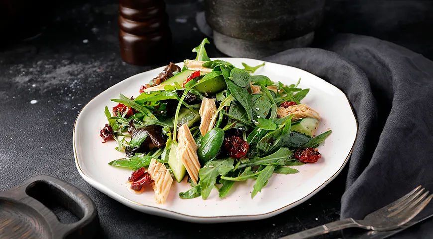 Зеленый салат с соевой спаржей и вялеными помидорами