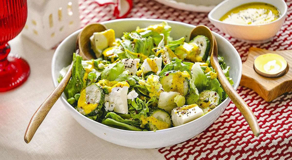 Зеленый салат с ореховой крошкой и фетой