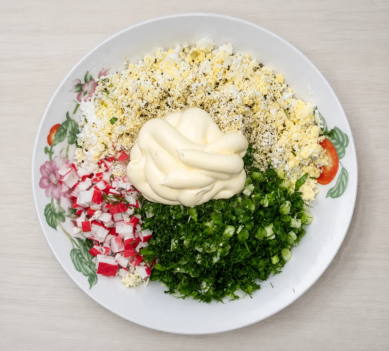 Закусочный рулет с крабовыми палочками, сыром и майонезом 