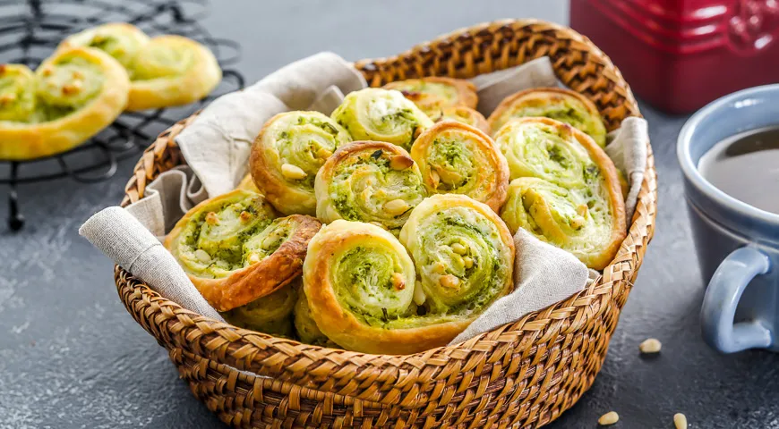 Ушки слоеные со сливочным сыром, соусом песто и кедровыми орешками