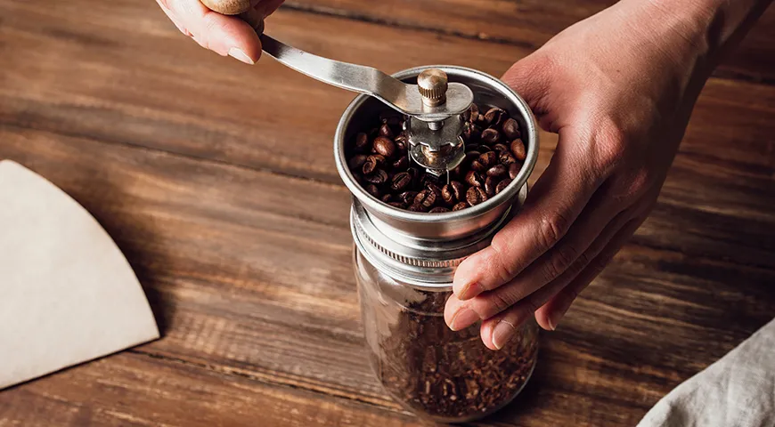 Считается, что настоящий кофе должен быть свежемолотым: зерна теряют аромат очень быстро, буквально за 15–20 минут