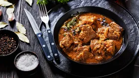 Тушенная говядина с луком в мультиварке