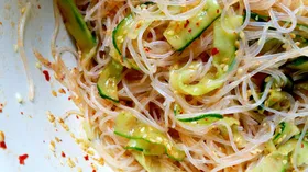 Простые рецепты с огурцом и лапшой